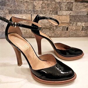 LIKE NEW Patent Leather, Almond toe, Ankle strap heels - size 7.5